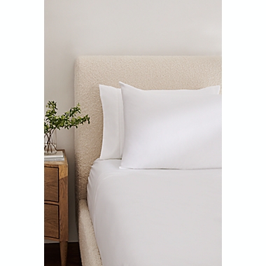 Everhome&trade; Egyptian Cotton 700-Thread-Count Queen Fitted Sheet in White. View a larger version of this product image.