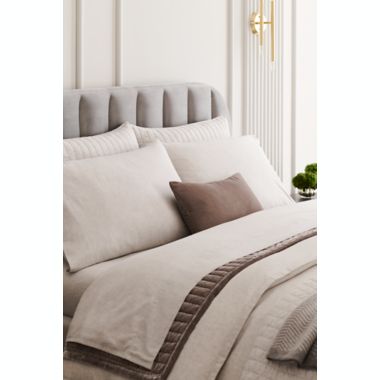 The Threadery&trade; Extra Warm Goose Down King Comforter. View a larger version of this product image.