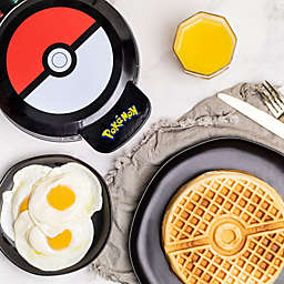 Uncanny Brands Pokemon Poke Ball Waffle Maker - Make Bounty Pokeball Waffles -  Kitchen Appliance