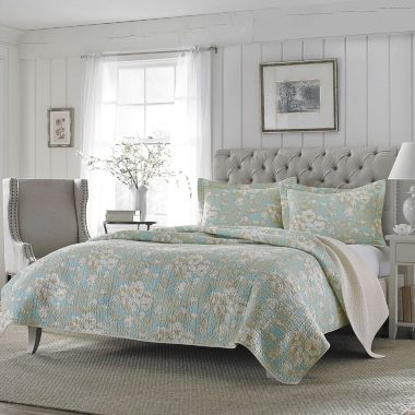 Slickblue Full / Queen 3-Piece Cotton Quilt Set in Seafoam Blue Beige Floral Pattern. View a larger version of this product image.
