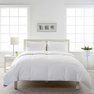 The Threadery&trade; Extra Warm Goose Down King Comforter. View a larger version of this product image.